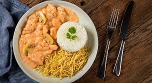 Strgonoff de Frango, Arroz, Batata palha e  Salada (somente consumo no local)