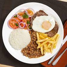 Bife a Cavalo  Arroz, feijão, Ovo, bife acebolado, fritas, farofa, salada.