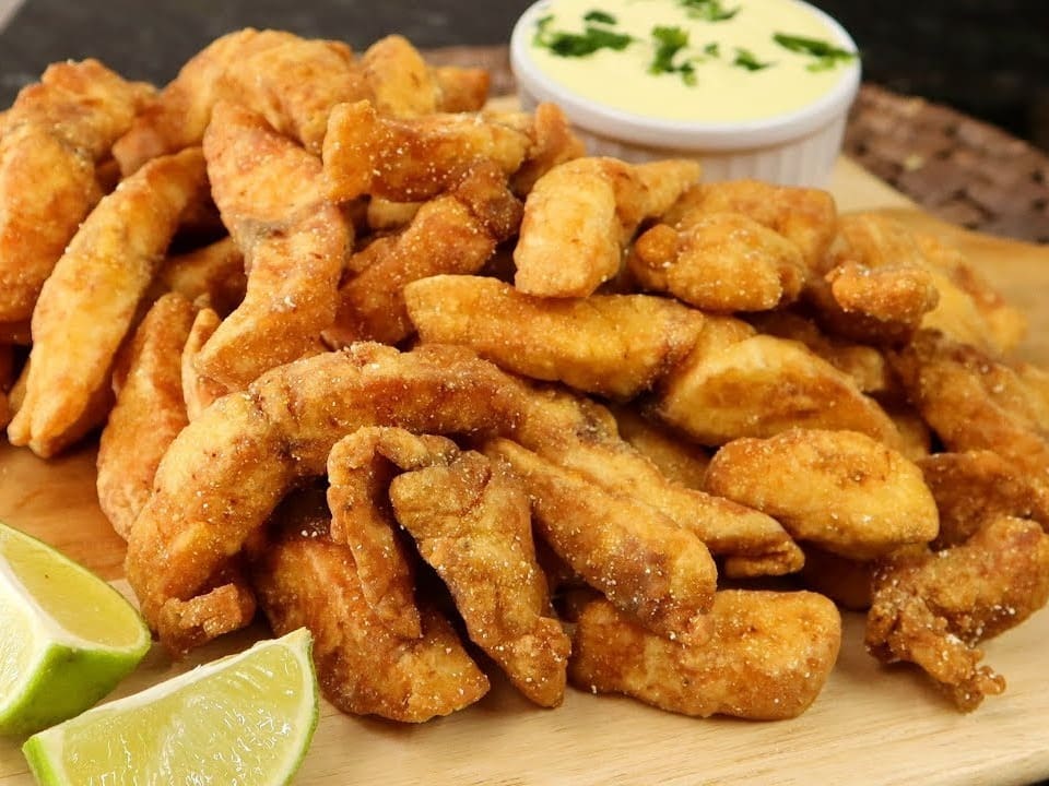 Porção de Isca de Frango Empanada com Fritas ou Pão de Alho