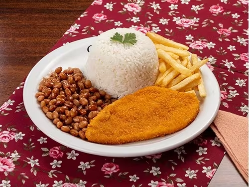 Gomadinho Arroz, Feijão, Steak de frango, Fritas e Salada.