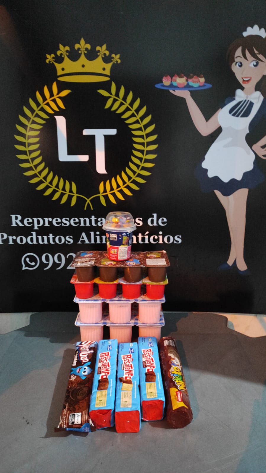 Kit com Danone e Bolacha Variados