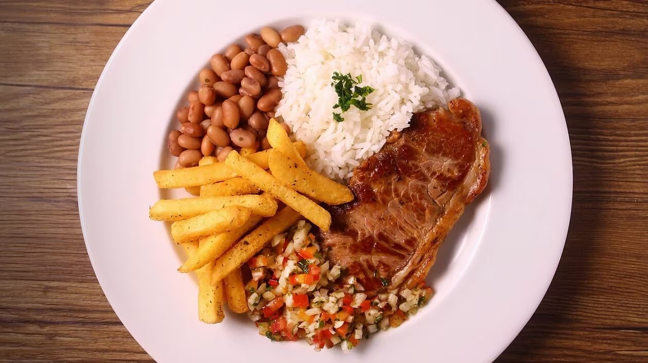 Arroz, Feijão, Pernil, Batata frita, Vinagrete, farofa e molho de alho da casa.